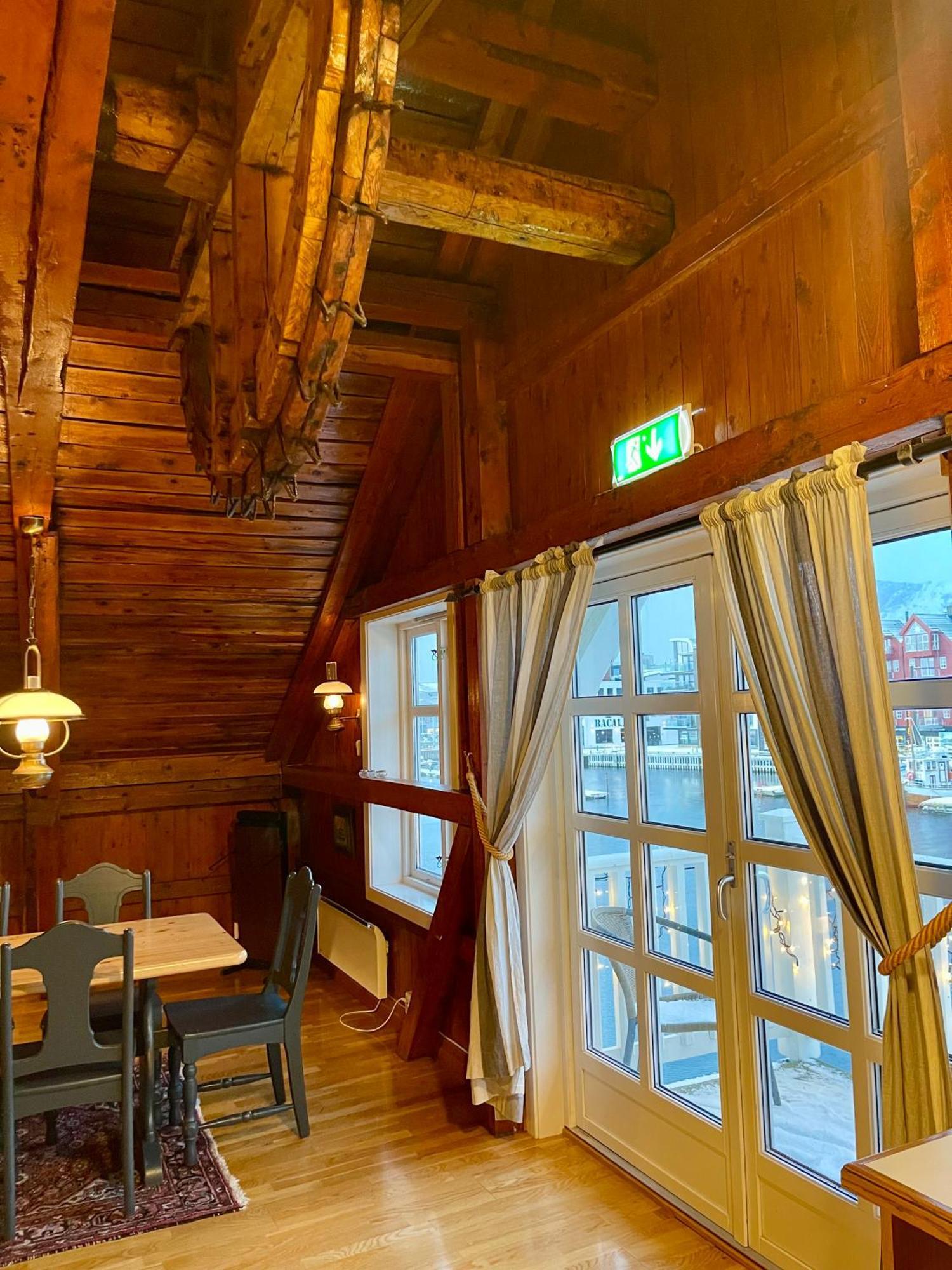 Hotel Anker Brygge Svolvær Exterior foto Interior of the restaurant